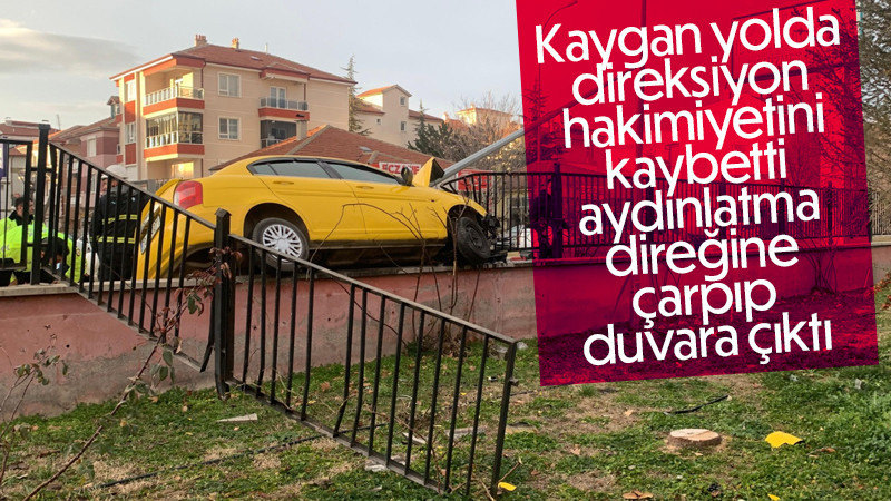 Karaman’da ticari taksi çarptığı duvarda asılı kaldı: 1 yaralı 